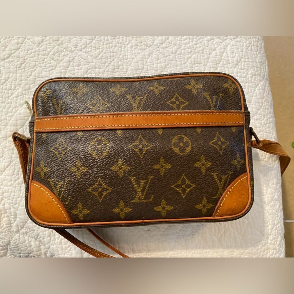 Auth LOUIS VUITTON Mono
Canvas Trocadero camera Crossbody. A rating MSRP $2700